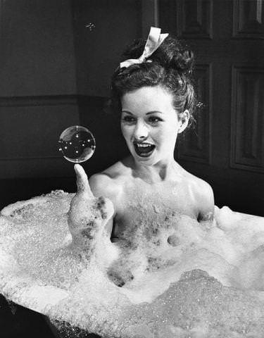 Femme dans son bain avec bulle Photo noir et blanc