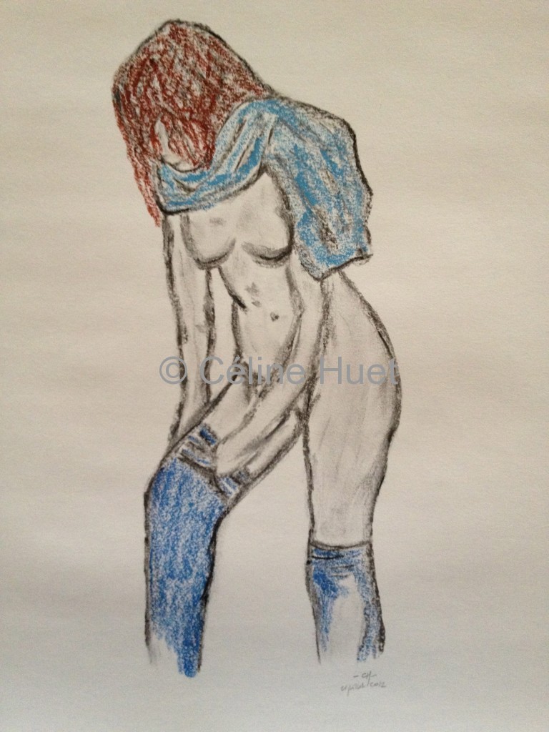 Femme remontant son bas bleu