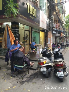 Coiffeur dans la rue Hanoï Vietnam Asie