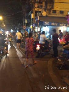 Vietnamienne en pyjama dans la rue Hanoï Vietnam Asie