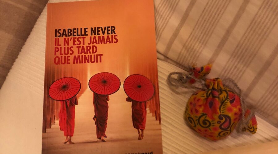 Il n'est jamais plus tard que minuit Isabelle Never Editions Carnets Nord