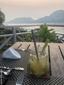 Homemade Lemongrass Iced Tea The Belle Rive Boutique Hotel terrace Mékong Luang Prabang Laos Asie