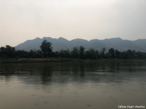 Pluie sur le Mékong retour vers Luang Prabang Laos Asie