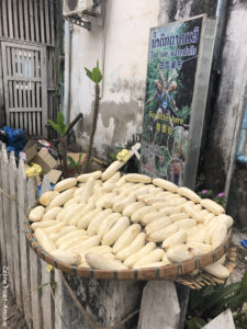 Bananes qui sèchent au soleil Luang Prabang Laos Asie