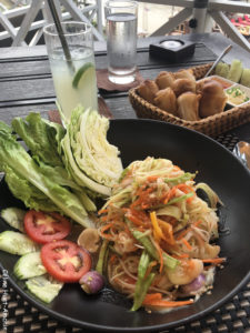 Salade de papaye et nems laotiens The Belle Rive Boutique Hotel terrace Luang Prabang Laos Asie