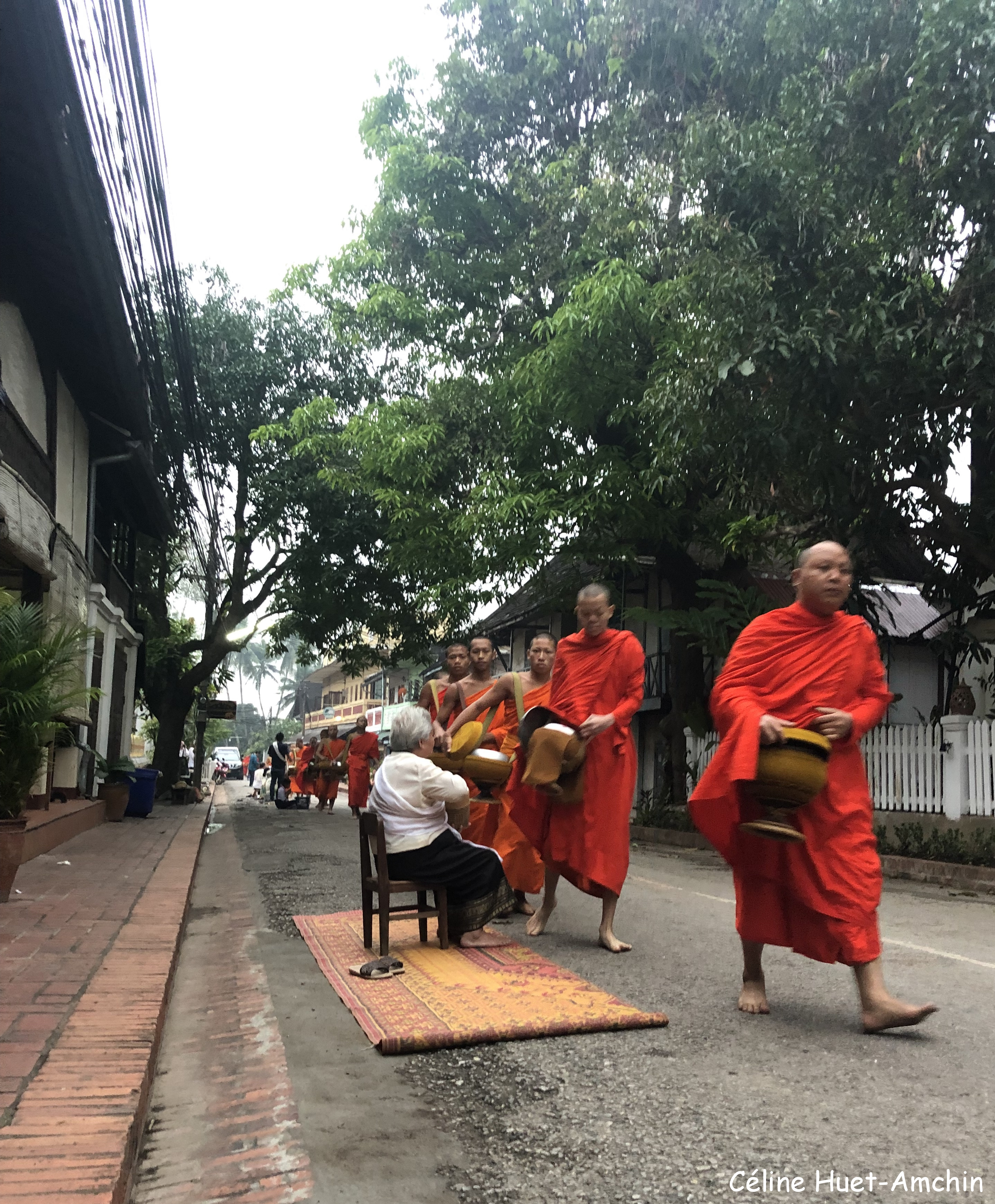 Cérémonie d'offrande aux monks Luang Prabang Laos Asie (à partir de 6h et jusqu'à 6h30)
