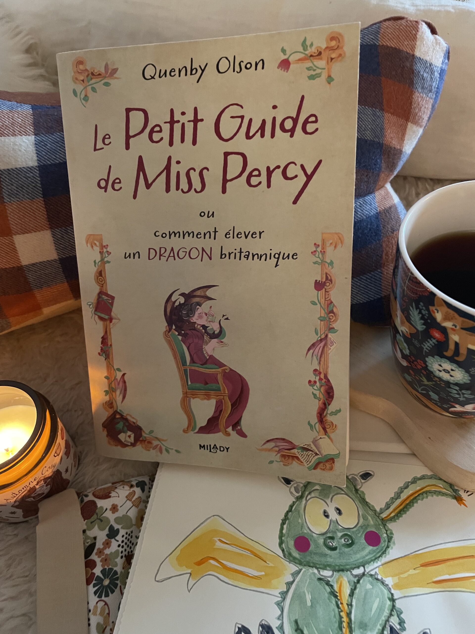 "Le petit guide de Miss Percy ou comment élever un dragon britannique" (tome 1) de Quenby Olson...